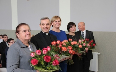 W Dniu Edukcji Narodowej nauczyciele, poza życzeniami,i otrzymali także kwiaty