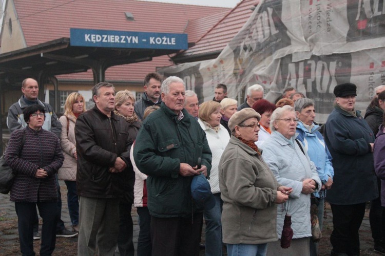 Różaniec na dworcu kolejowym