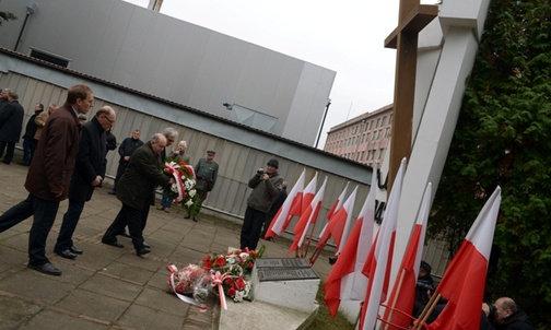 Wiązankę kwiatów przed pomnikiem ofiar niemieckich egzekucji z 1942 r. składają przedstawiciele pracowników Fabryki Broni