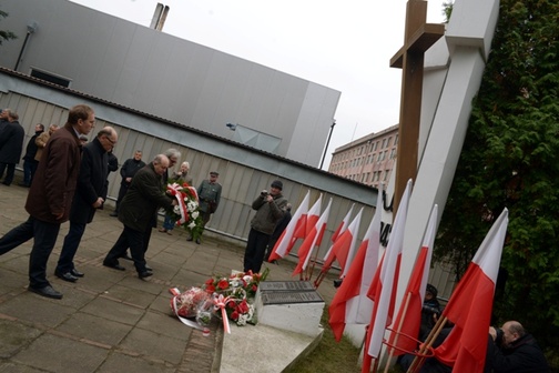 Wiązankę kwiatów przed pomnikiem ofiar niemieckich egzekucji z 1942 r. składają przedstawiciele pracowników Fabryki Broni