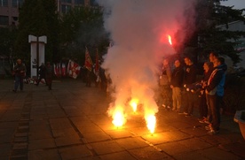 Na zakończenie uroczystości kibice Broni odpalili race, wznieśli wspólny okrzyk: "Chwała bohaterom!" i zaintonowali hymn narodowy