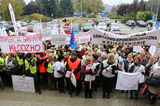 "Żadna praca nie hańbi, pensja już tak" 