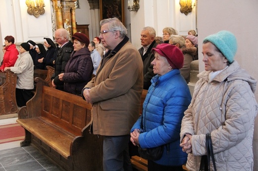 Niepełnosprawni u grobu św. Jadwigi (2015)