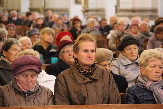 Niepełnosprawni u grobu św. Jadwigi (2015)