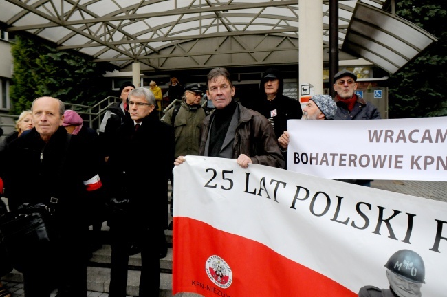 Pikieta KPN przed sądem