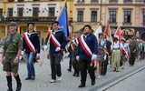 Uczestnicy uroczystości po Mszy św. przemaszerowali przez cieszyński rynek do Domu Narodowego