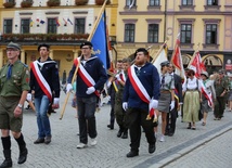 Uczestnicy uroczystości po Mszy św. przemaszerowali przez cieszyński rynek do Domu Narodowego