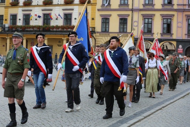 Uczestnicy uroczystości po Mszy św. przemaszerowali przez cieszyński rynek do Domu Narodowego