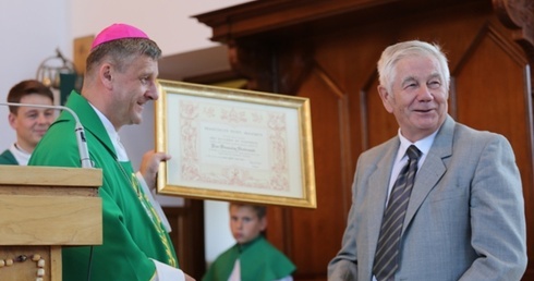 Medal "Pro Ecclesia et Pontifice" wręczył Bronisławowi Piotrowskiemu bp Roman Pindel