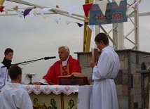 Dziękczynną Mszę św. za 15 lat obecności krzyża na wzgórzu w Starej Wsi sprawował ks. kan. Grzegorz Then