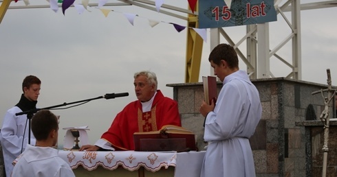Dziękczynną Mszę św. za 15 lat obecności krzyża na wzgórzu w Starej Wsi sprawował ks. kan. Grzegorz Then