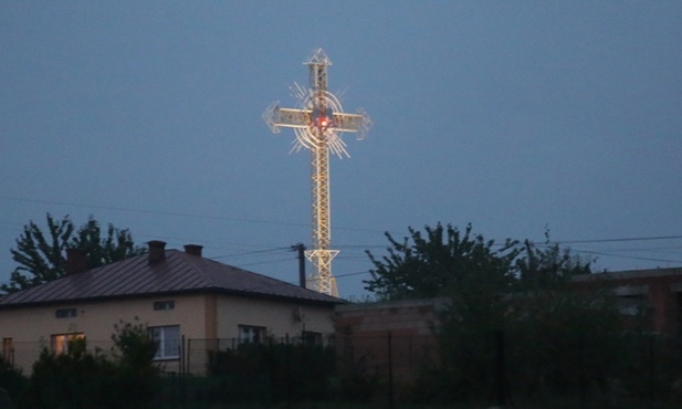 Krzyż zbudowany i poświęcony został w 2000 roku