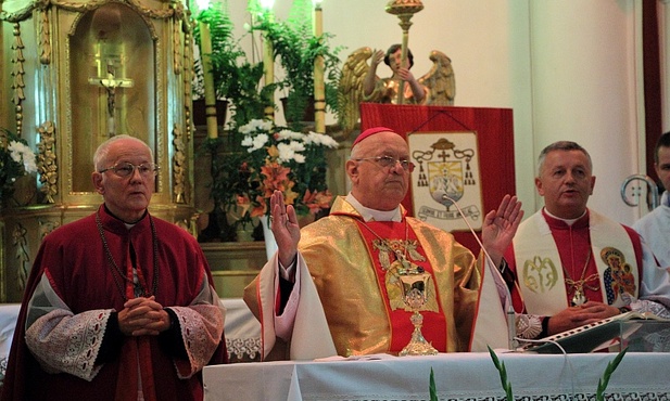 Bp Józef Zawitkowski celebruje Mszę św. Po lewej ks. Jerzy Czarnota, kustosz sanktuarium w Suserzu. Po prawej ks. Wiesław Frelek, dziekan żychliński