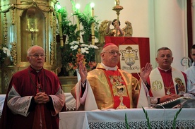 Bp Józef Zawitkowski celebruje Mszę św. Po lewej ks. Jerzy Czarnota, kustosz sanktuarium w Suserzu. Po prawej ks. Wiesław Frelek, dziekan żychliński