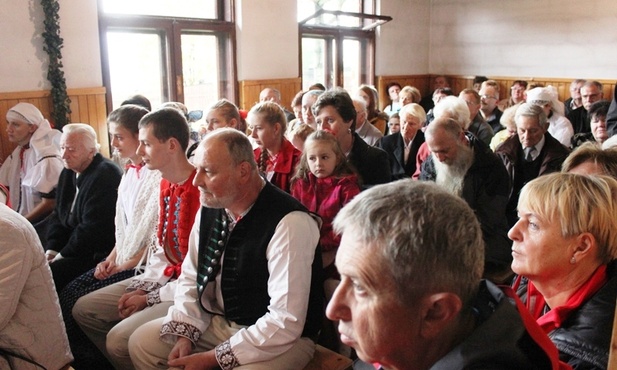 Mieszkańcy Stecówki uczestniczą we Mszy św. w sali na plebanii