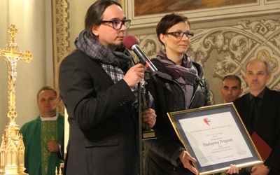 Krzysztof Łyżwiński, prezes Stowarzyszenia "Budujemy Przystań", dziękował za przyznaną nagrodę i wyróżnienie