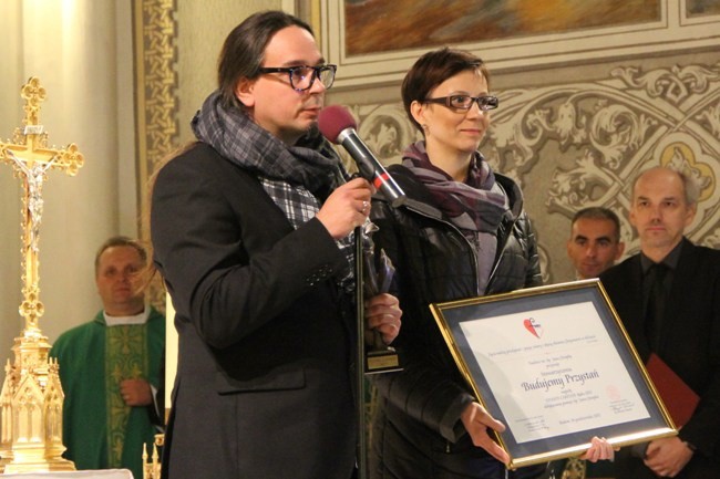 Krzysztof Łyżwiński, prezes Stowarzyszenia "Budujemy Przystań", dziękował za przyznaną nagrodę i wyróżnienie