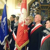  W uroczystości wzięły udział poczty sztandarowe uczelni. Celebra odbyła się w kościele pw. św. Jadwigi na os. Akademickim