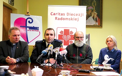  O pomocy potrzebującym opowiadają (od lewej): ks. Robert Kowalski, Piotr Stępień, Wojciech Dąbrowski i Agnieszka Włodarczyk