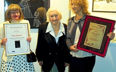 Iwona Mendrek z mamą Jadwigą i Różą Nowak, dyrektorem DPS. W tle nagrodzona praca
