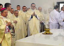  Po namaszczeniu ołtarza kolejnym aktem dedykacji jest jego okadzenie. Dym kadzidła symbolizuje modlitwy wiernych unoszące się do nieba