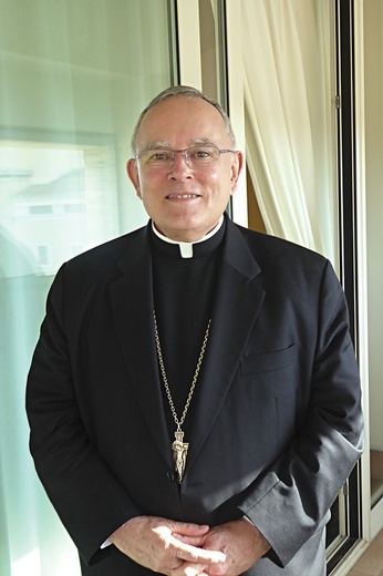 Charles Joseph Chaput (ur. 1944 r.) – kapucyn, jego matka była rdzenną Amerykanką. Od 2011 roku arcybiskup Filadelfii, organizator Światowego Spotkania Rodzin 