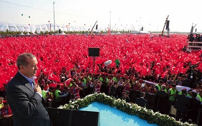 Pod przykrywką walki z Państwem Islamskim władze tureckie prowadzą wojnę przeciwko Kurdom. W tej walce prezydenta Erdogana popiera wielu jego zwolenników, o czym może świadczyć m.in. demonstracja przeciwko "terrorowi PKK” zorganizowana przed miesiącem w Stambule