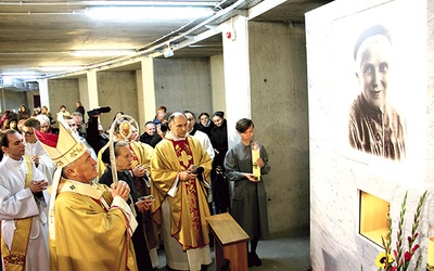 Po Mszy św. relikwiarz autorstwa Gustawa Zemły ze szczątkami świętej został zainstalowany w Panteonie Wielkich Polaków