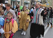 Niektórzy szli krokiem tanecznym 