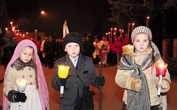  W Oleśnie w czasie procesji przed figurą idą dzieci fatimskie reprezentujące grupę uczniów przygotowujących się do przyjęcia I Komunii świętej