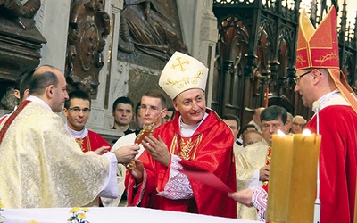 Prymas Polski przekazał ks. Janowi Bartoszkowi, diecezjalnemu asystentowi AK,  relikwie św. Wojciecha