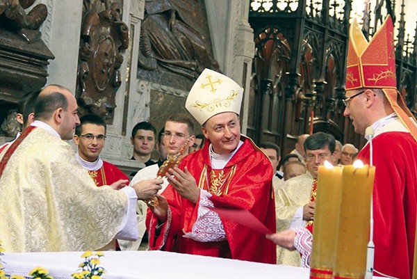 Prymas Polski przekazał ks. Janowi Bartoszkowi, diecezjalnemu asystentowi AK,  relikwie św. Wojciecha