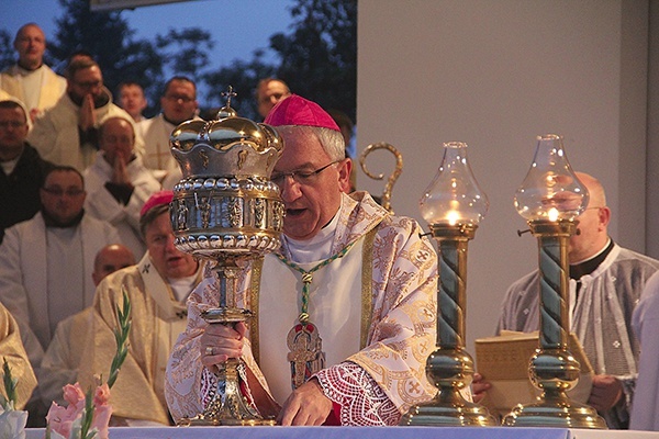  Na zakończenie pieszej pielgrzymki abp Celestino Migliore udzialił wszystkim błogosławieństwa relikwiami św. Jadwigi Z lewej: Pielgrzymki są radośni. Niektóre grupy wchodziły do Trzebnicy krokiem polonezowym