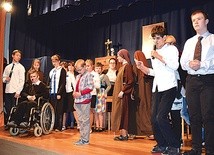  Uczniowie rabczańskiej szkoły dla niewidomych są świetnymi aktorami. Zebrali gromkie brawa za przedstawienie ukazujące historię ośrodka, która sięga czasów przedwojennych