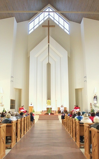 W prezbiterium zamontowano pięciometrowy krzyż