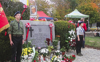 Obelisk z tablicą rocznicową to inicjatywa Romana Jakóbczyka, honorowego mieszkańca Kamiennej Góry i lokalnego społecznika