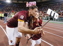 Francesco Totti robi  selfie z córką Chanel na stadionie w Rzymie