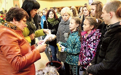  Uczestnicy 12. edycji Pól Nadziei odebrali cebulki żonkili, które posadzą przy swoich szkołach