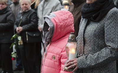  W pierwszą rocznicę tragedii rodziny zebrały się, by uczcić pamięć zmarłych