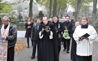  Szczecinek, 17 października: ceremonia na cmentarzu miała charakter ekumeniczny. Pogrzeby dzieci utraconych odbyły się także w Koszalinie, Słupsku i w Pile 