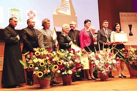  Laureaci i członkowie kapituły: bp. Edward Dajczak, ks. Tomasz Roda, ks. dr Krzysztof Włodarczyk, Ryszard Pilich 