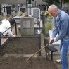 Członkowie TPZK porządkują zaniedbane groby na kutnowskim cmentarzu