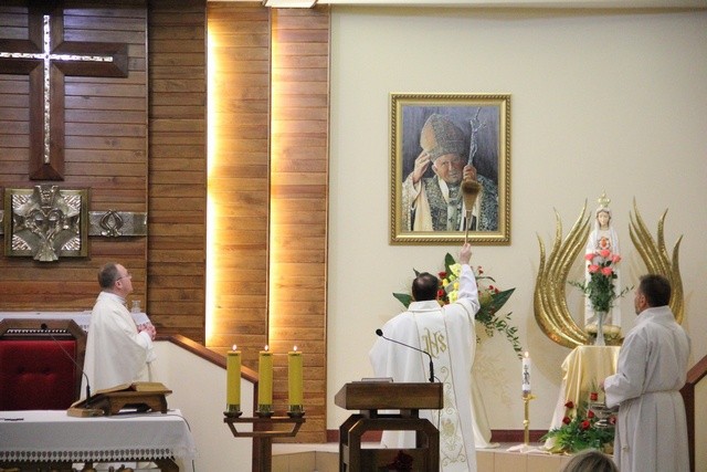 Ks. Jacek Bramorski w czasie Mszy św. poświęcił obraz Jana Pawła II, namalowany przez studentkę GAKT