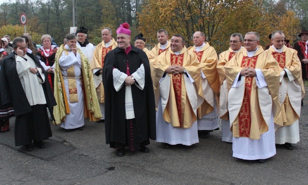 Nawiedzenie w Zwardoniu parafianie przeżywali z bp. Piotrem Gregerem i księżmi z dekanatu milowskiego