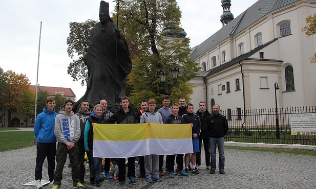 Uczestnicy spływu przed pomnikiem Jana Pawła II w Łowiczu