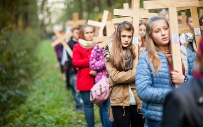 Młodzi z krzyżami, które zaniosą do chorych 