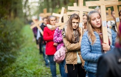 Młodzi z krzyżami, które zaniosą do chorych 
