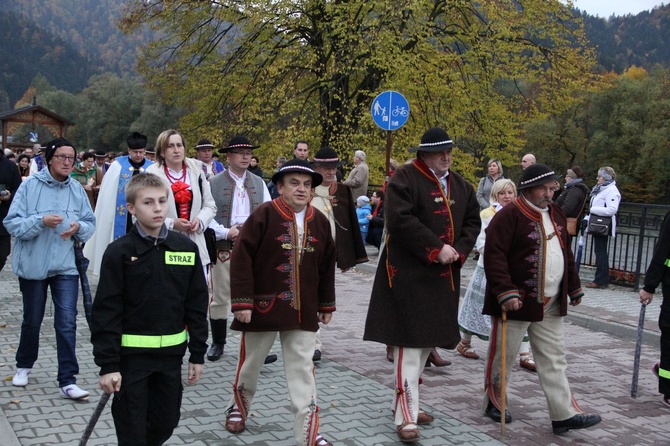 Procesja różańcowa z relikwiami św. Jana Pawła II w Szczawnicy 