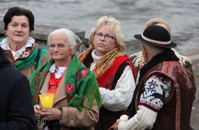 Procesja różańcowa z relikwiami św. Jana Pawła II w Szczawnicy 