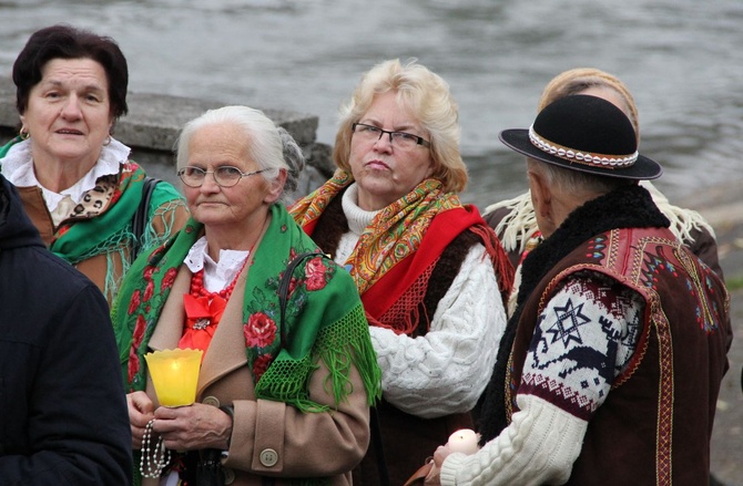 Procesja różańcowa z relikwiami św. Jana Pawła II w Szczawnicy 